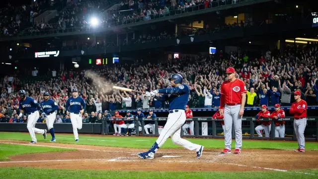 Grand Slam de Raleigh afunda temporada do Cincinnati Reds em Seattle